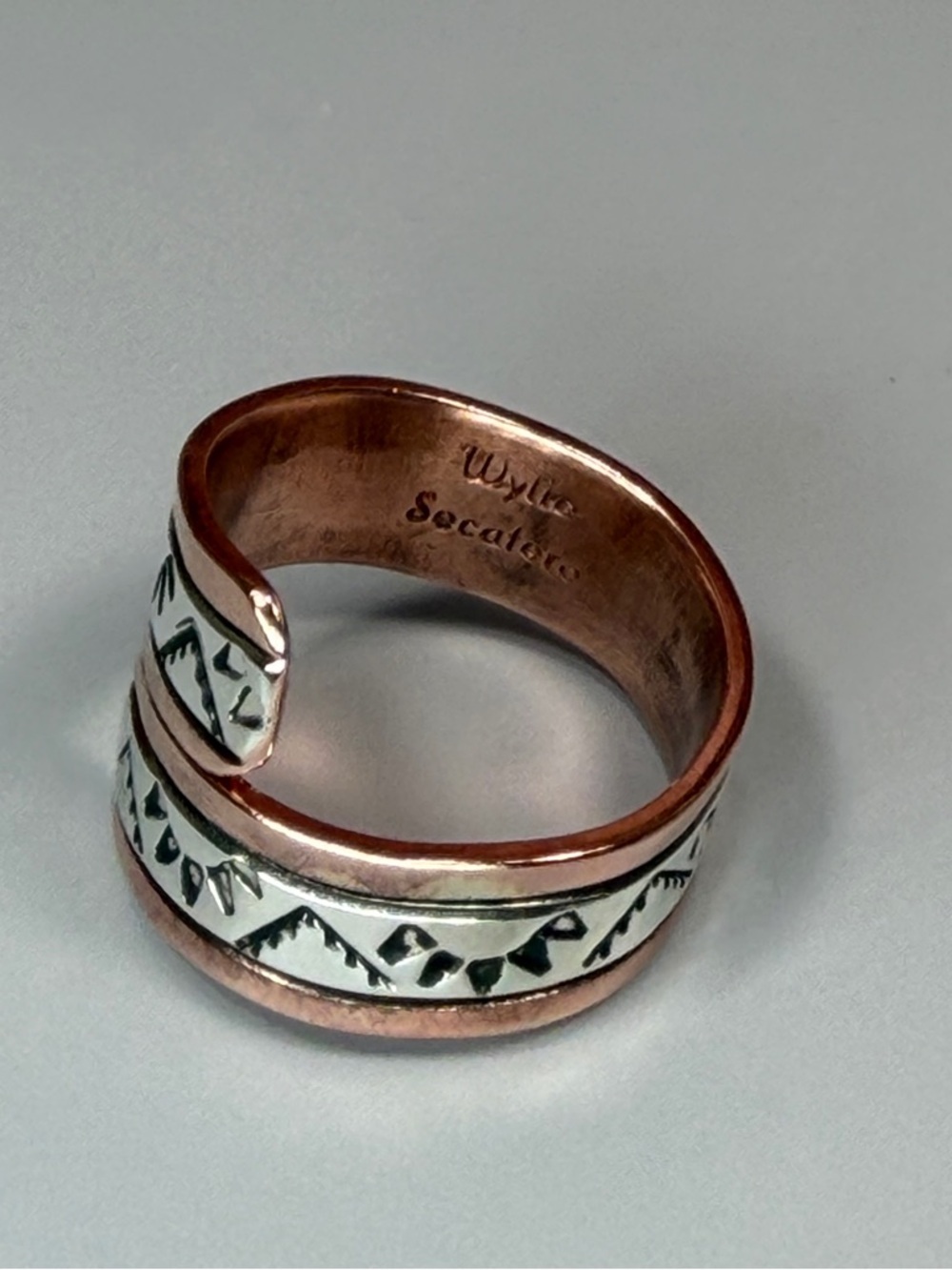 Wylie Secatero Signed Copper & 925 Sterling Silver Ring - Picture 5 of 15